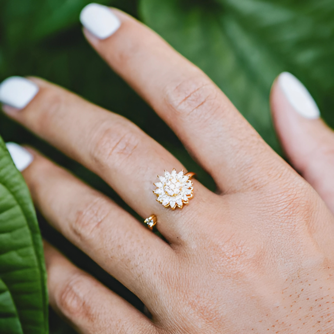 Anillo Giratorio BloomShine™ - Inspirado en girasoles, diseñado para mujeres que iluminan todo a su paso.